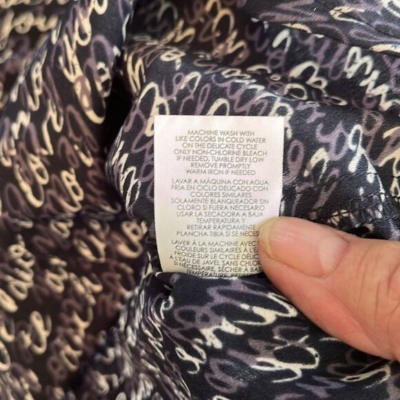 Cabi Te Amo print Blouse Size S Gently used Navy/white - Picture 5 of 7